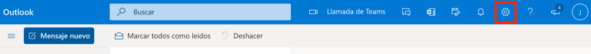 Cabecera de la aplicación de Outlook Web donde aparecen varios iconos y se señala uno que es una rueda de engranajes que lleva a la configuración de la aplicación.