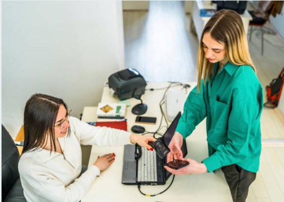 Lectura del QR de la Tarjeta Universitaria Inteligente Virtual (vTUI) por el personal de biblioteca